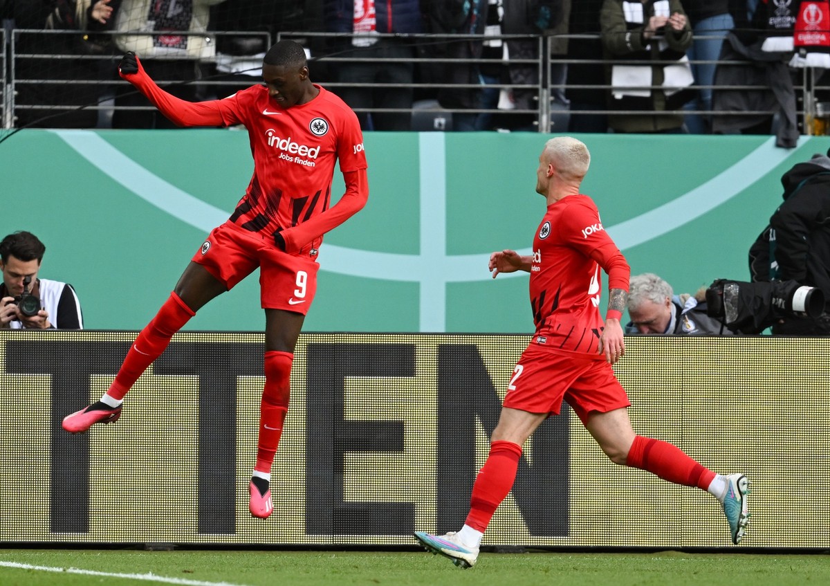04.04.2023, Hessen, Frankfurt/Main: Fußball: DFB-Pokal, Eintracht Frankfurt - 1. FC Union Berlin, Viertelfinale, Deutsche Bank Park. Frankfurts Randal Kolo Muani (l) jubelt nach seinem Tor zum 1:0 mit ...