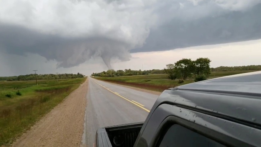 A tornado is seen in Alonsa, Manitoba, Canada, August 3, 2018, in this picture obtained from social media. Picture taken August 3, 2018. Courtesy of Jennifer Beaulieu /via REUTERS THIS IMAGE HAS BEEN  ...
