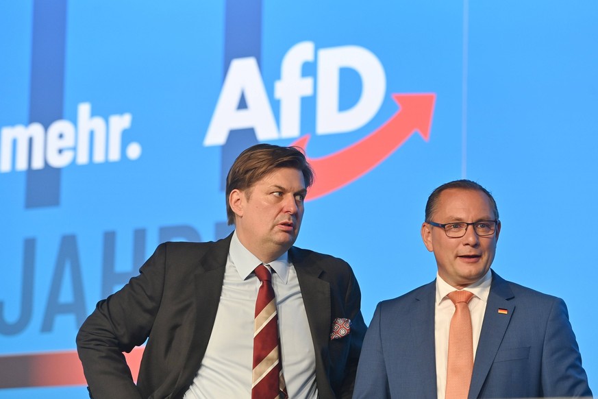 Nach Spionage-Vorwuerfen: Haftbefehl gegen Mitarbeiter von AfD-Spitzenkandidat Krah. ARCHIVFOTO: v.li:EU Abgeordneter Maximilian KRAH, Tino CHRUPALLA Bundessprecher vor Logo. 14.Bundesparteitag der Af ...