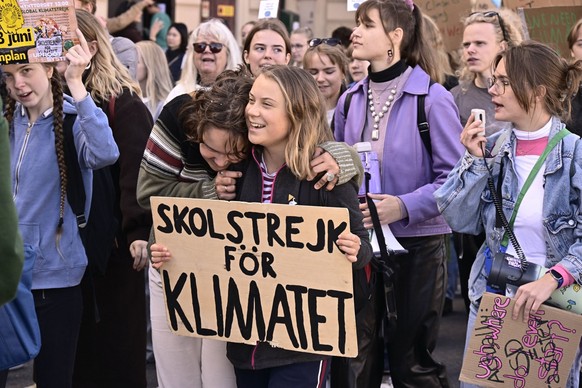 Greta Thunberg deltar när Fridays For Futures arrangerar klimatstrejk i samband med valet. STOCKHOLM SVERIGE x10090x *** STOCKHOLM 20220909 Greta Thunberg joins Fridays For Futures climate strike in c ...