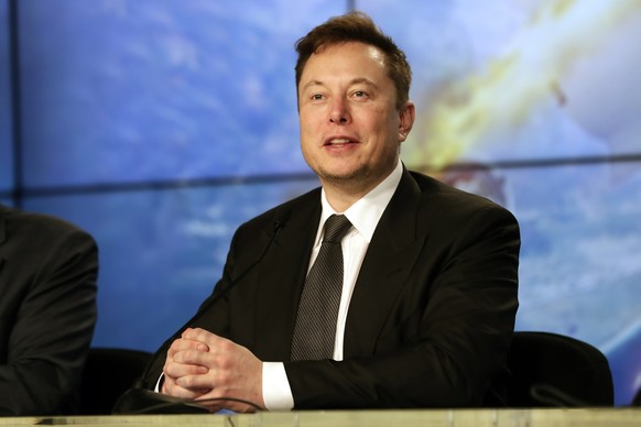 ARCHIV - 19.01.2020, USA, Cape Canaveral: Elon Musk, Chef von Tesla und SpaceX, spricht auf einer Pressekonferenz nach einem Testflug einer
