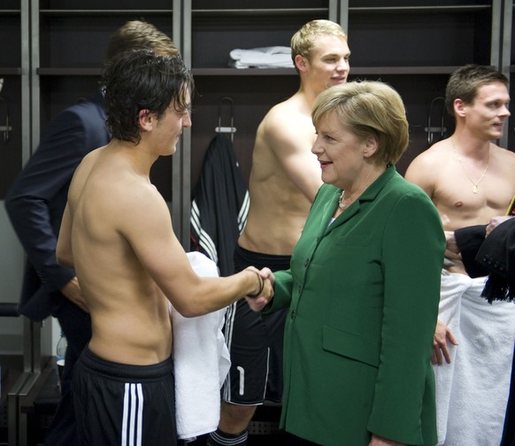 Mesut Özil und Kanzlerin Angela Merkel