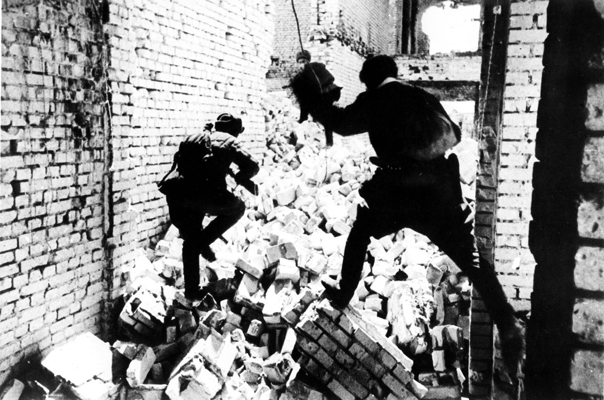 1942. A street fight in ruined Stalingrad. Photo by Georgy Zelma. PUBLICATIONxINxGERxAUTxONLY TASS_263790

1942 a Street Fight in ruined Stalingrad Photo by Georgy Zelma PUBLICATIONxINxGERxAUTxONLY  ...
