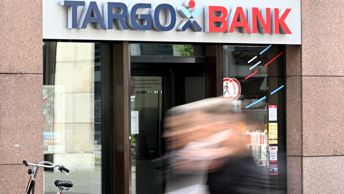 ARCHIV - 21.04.2023, Nordrhein-Westfalen, Düsseldorf: Passanten gehen an einer Filiale der Targobank vorbei. (zu dpa: «Targobank kauft Oldenburgische Landesbank») Foto: Federico Gambarini/dpa +++ dpa- ...