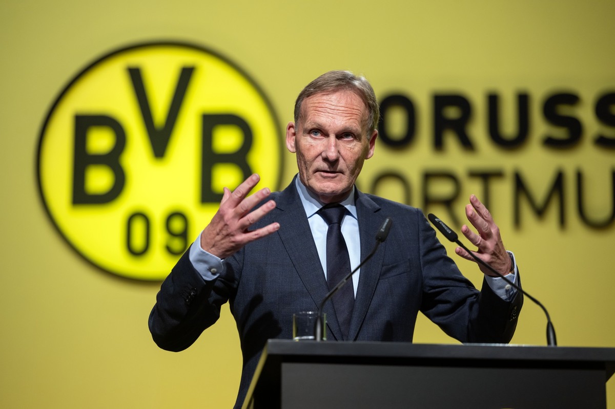 ARCHIV - 21.11.2022, Nordrhein-Westfalen, Dortmund: Hauptversammlung Borussia Dortmund. Gesch�ftsf�hrer Hans Joachim Watzke spricht zu den Aktion�ren. In M�nchen hofft er am Samstag auf einen starken  ...