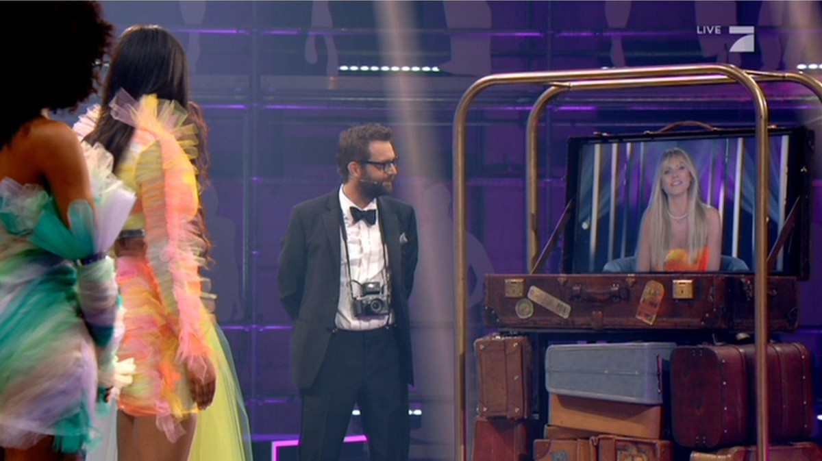 Fotograf Christian Anwander führte durch die Show, Heidi sagte aus einem Koffer heraus Hallo.