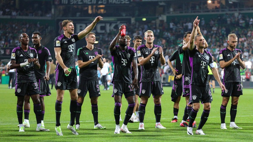 v.li.: Spieler des FC Bayern München mit Jubel über den Sieg, Freude über das gewonnene Spiel, bedanken sich bei den Fans, Zuschauern für die Unterstützung, DIE DFL-RICHTLINIEN UNTERSAGEN JEGLICHE NUT ...