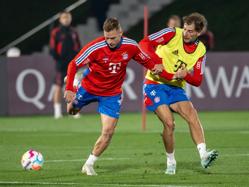 07.01.2023, Katar, Doha: Joshua Kimmich (l-r) und Leon Goretzka vom FC Bayern München während einer Übungseinheit am frühen Abend im Aspira-Sportpark. Der FC Bayern München absolviert noch bis zum 12. ...