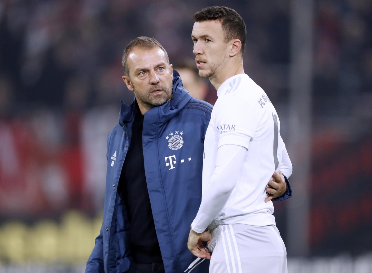 FLICK Hans Trainer Team FC Bayern Muenchen bei der Einwechslung mit PERISIC Ivan DFL Fussball Bundesliga Saison 2019-2020 Spiel Fortuna Duesseldorf - FC Bayern Muenchen 0 : 4 am 23. 11. 2019 in Duesse ...