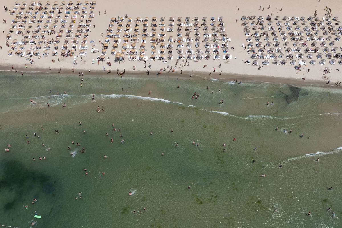 Citizens in Istanbul spend their Eid al-Adha holiday at shores ISTANBUL, TURKIYE - JUNE 07: A top view shows citizens spend their leisure time by swimming and sunbathing during Eid al-Adha holiday at ...