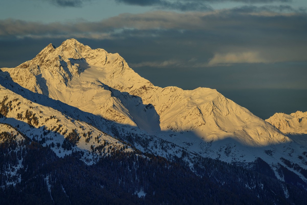 Austria, Tyrol, Hoher Riffler covered in alpenglow, ANSF00785