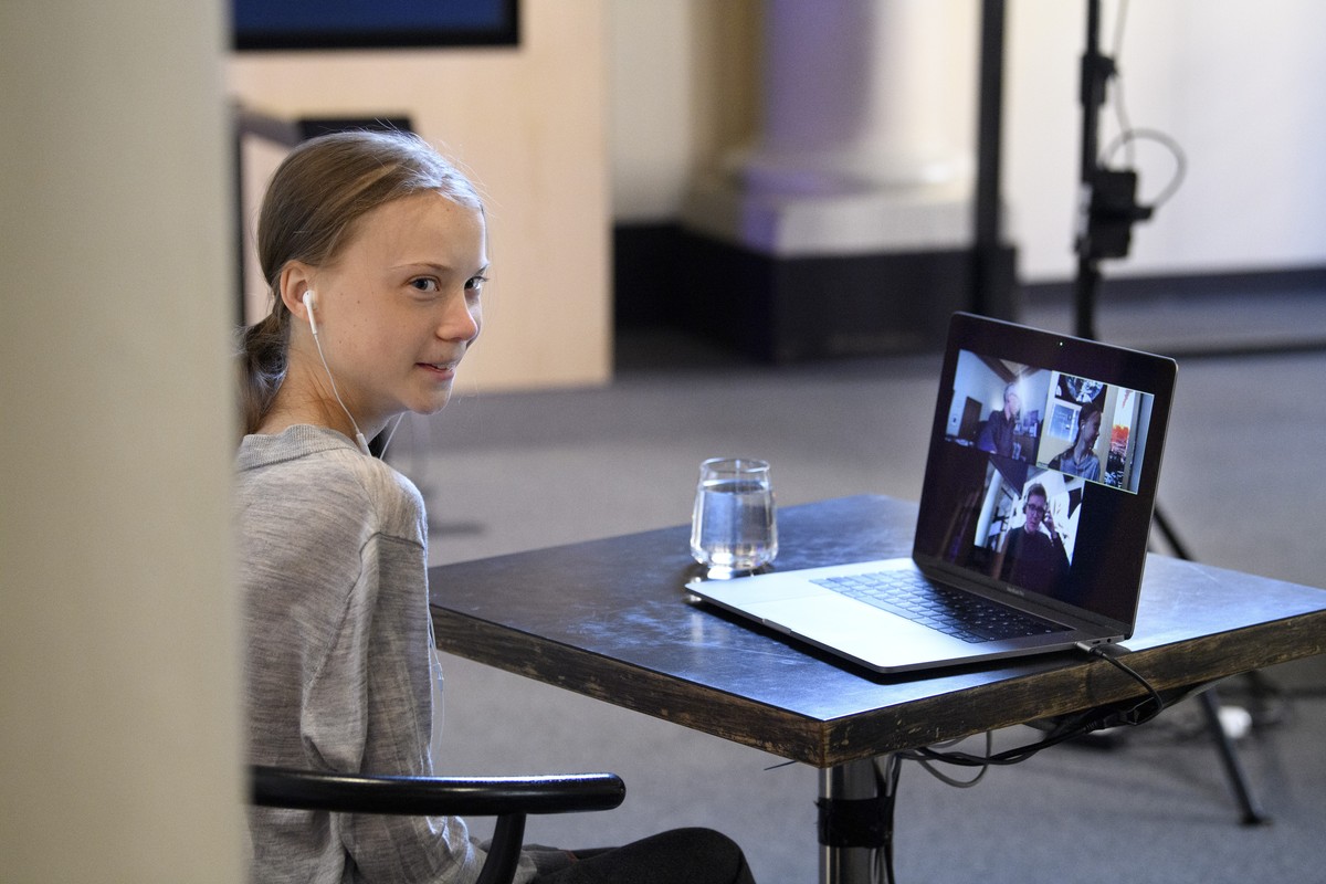 22.04.2020, Schweden, Stockholm: Greta Thunberg, schwedische Umweltaktivistin, spricht am Internationalen Tag der Erde im stockholmer Nobelmuseum via Live-Chat mit dem Potsdamer Klimaforscher Professo ...