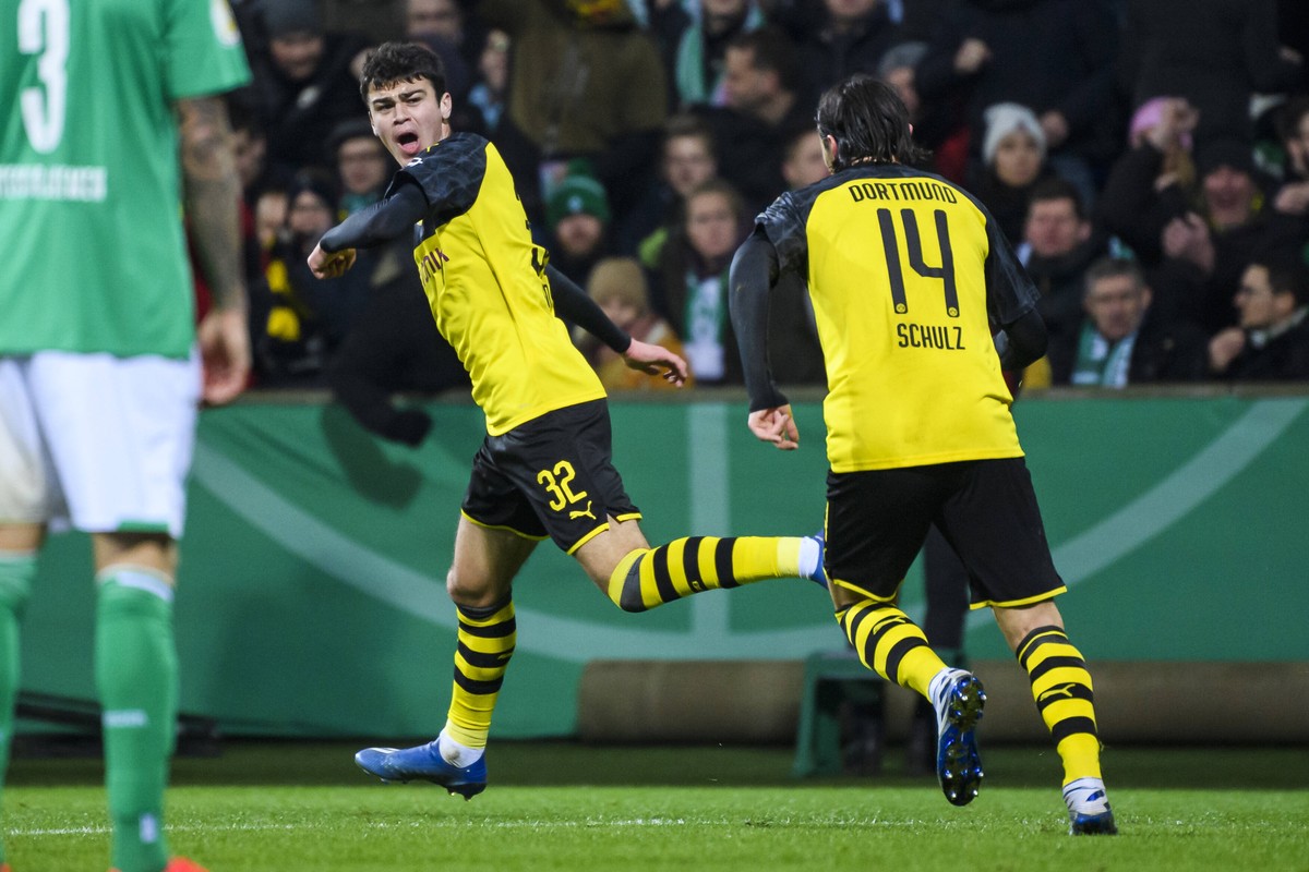 04.02.2020, xkvx, Fussball DFB Pokal 1/8 Finale, SV Werder Bremen - Borussia Dortmund emspor, v.l. Torjubel, Goal celebration, celebrate the goal zum 3:2 durch Giovanni Reyna BVB Borussia Dortmund DFL ...