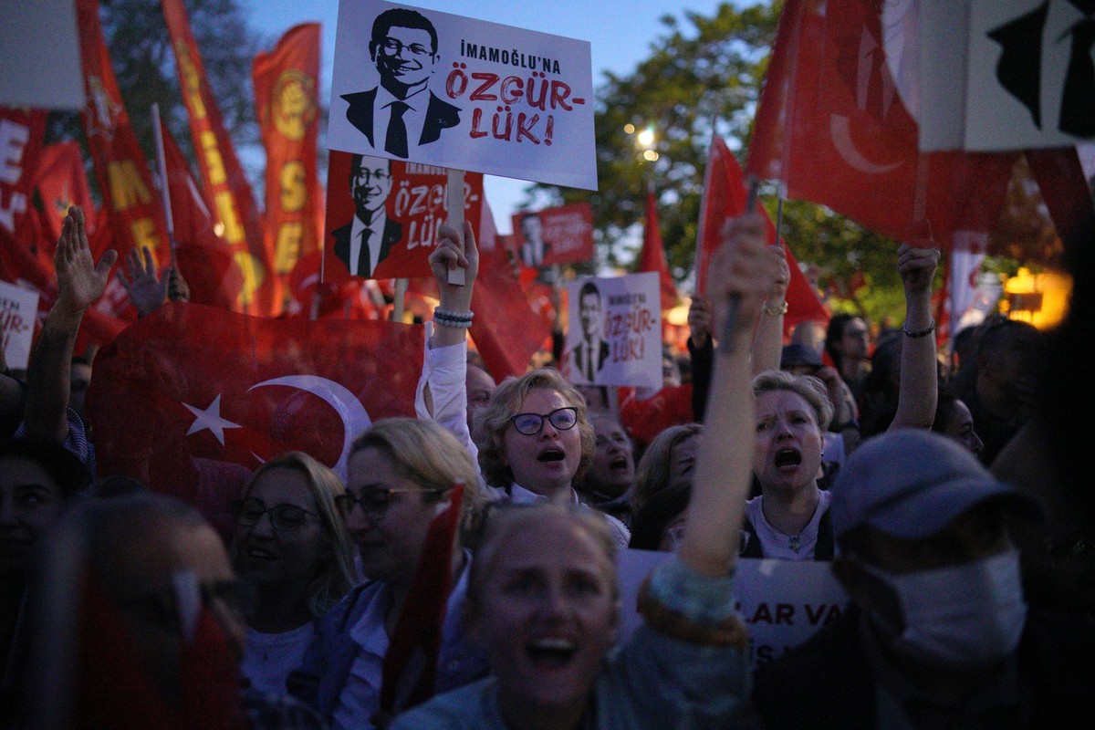 May 7, 2025, Fatih, Istanbul, Turkey: Supporters of Istanbul Mayor Ekrem Imamoglu, hold Turkish flags and placards reading Freedom for Imamoglu during a rally to protest against the arrest of Istanbul ...