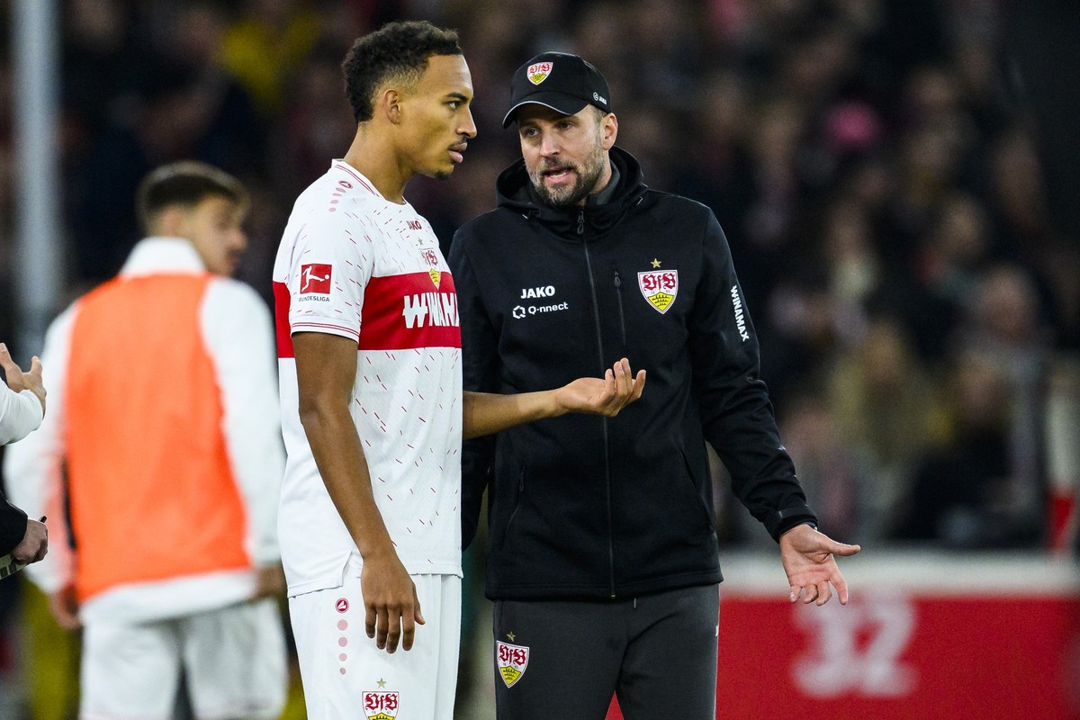 ARCHIV - 10.12.2023, Baden-Württemberg, Stuttgart: Fußball: Bundesliga, VfB Stuttgart - Bayer Leverkusen, 14. Spieltag, MHPArena. Stuttgarts Jamie Leweling (l) spricht mit Stuttgarts Trainer Sebastian ...