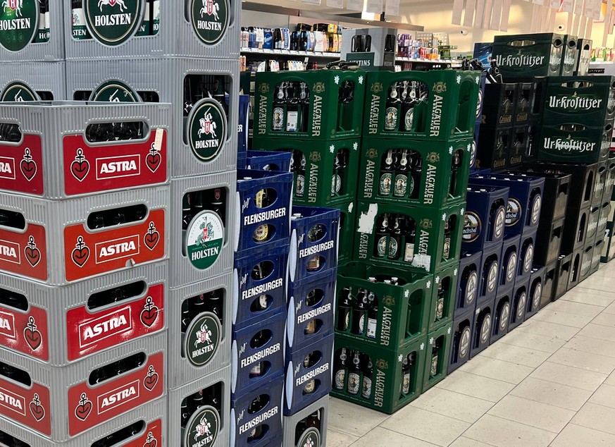 Bierkästen im Supermarkt *** Supermarket beer crates Copyright: xmix1x