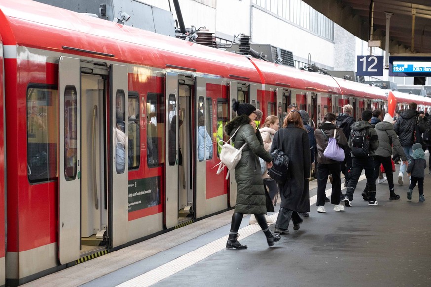 Fahrgaesten steigen aus einer Bahn aus, am Essener Hauptbahnhof, allgemein, feature, Randmotiv, Symbolfoto Themenfoto: Streik der Gewerkschaft GDL am 08.12.2023 am Hauptbahnhof Essen. *** Passengers g ...