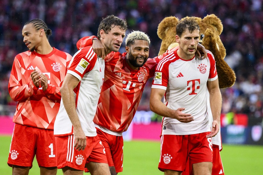 27.08.2023, Bayern, München: Fußball: Bundesliga, Bayern München - FC Augsburg, 2. Spieltag, Allianz Arena. Münchens Thomas Müller (l-r), Münchens Serge Gnabry und Münchens Leon Goretzka nach dem Spie ...