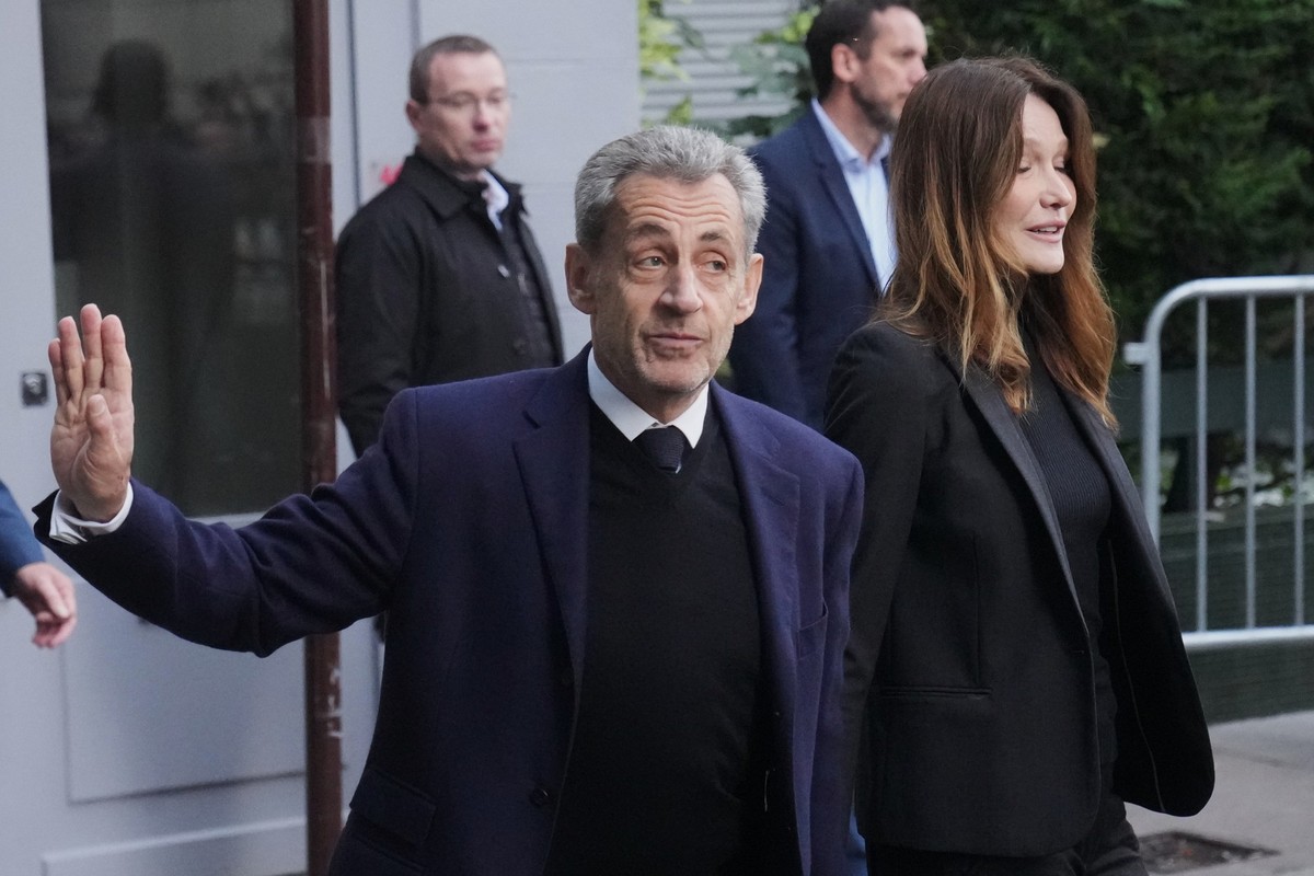 Former French President Nicolas Sarkozy and his wife Carla Bruni-Sarkozy leave their home Tuesday, Oct. 21, 2025 in Paris as Nicolas Sarkozy heads to prison to serve time for a criminal conspiracy to  ...