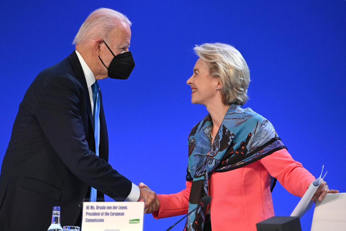 Cop26 - Glasgow. US President Joe Biden greets European Commission President Ursula von der Leyen during a session on 'Accelerating clean technology innovation and deployment' with world lea ...