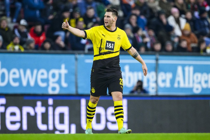 16.12.2023, Bayern, Augsburg: Fußball: Bundesliga, FC Augsburg - Borussia Dortmund, 15. Spieltag, WWK-Arena. Dortmunds Niklas Süle gestikuliert. Foto: Tom Weller/dpa - WICHTIGER HINWEIS: Gemäß den Vor ...