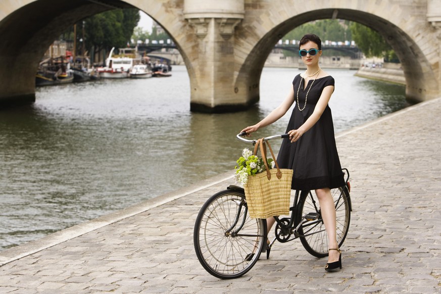 An der Promenade der Seine, wo keine Autos fahren, kann man in Paris entspannt Fahrradfahren.