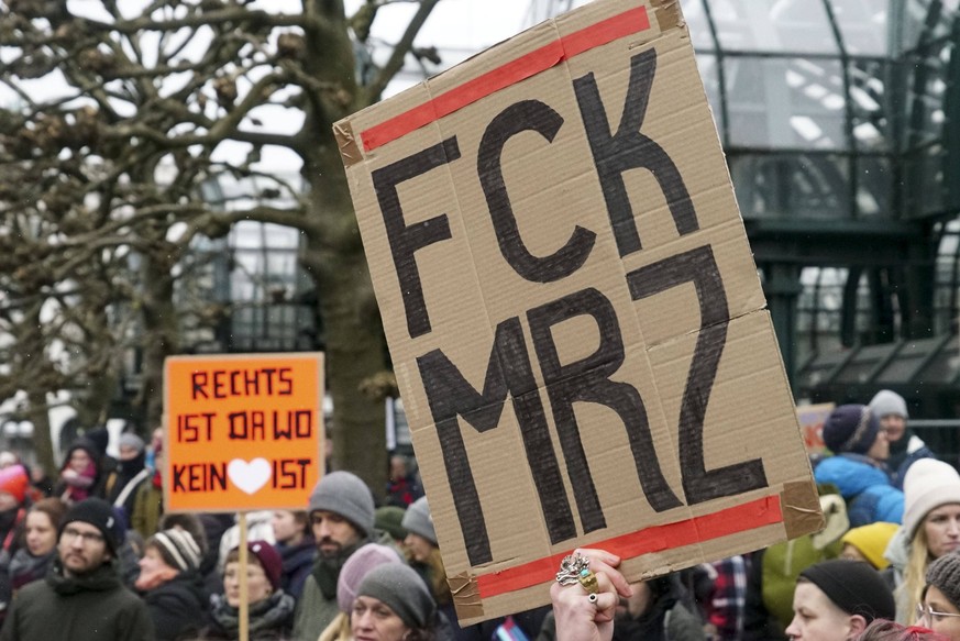 News Bilder des Tages Plakat Aufschrift FCK MRZ auf der Friday for Future Demo mit Ca. 2000 Teilnehmeram 14.02.2025 in Hamburg Auf dem Rathausmarkt demonstrierten heute Friday for Future, der Nabu,die ...