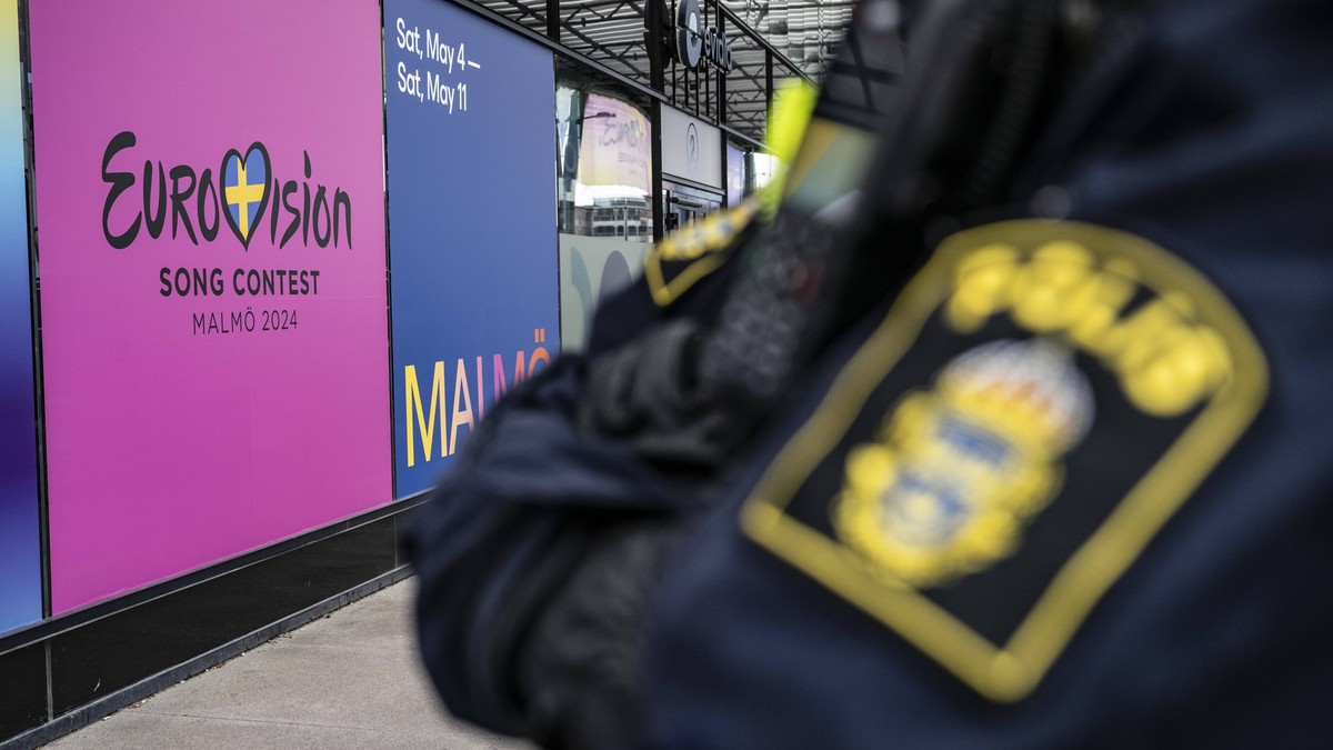 MALMÖ, SVERIGE 20240426 Polis och staket pa plats utanför Malmö Arena pa fredagen. Bombhundar fanns pa fredagen pa plats pa Malmö Arena och vid flera av hotellen i Malmö som en del i det löpande säker ...