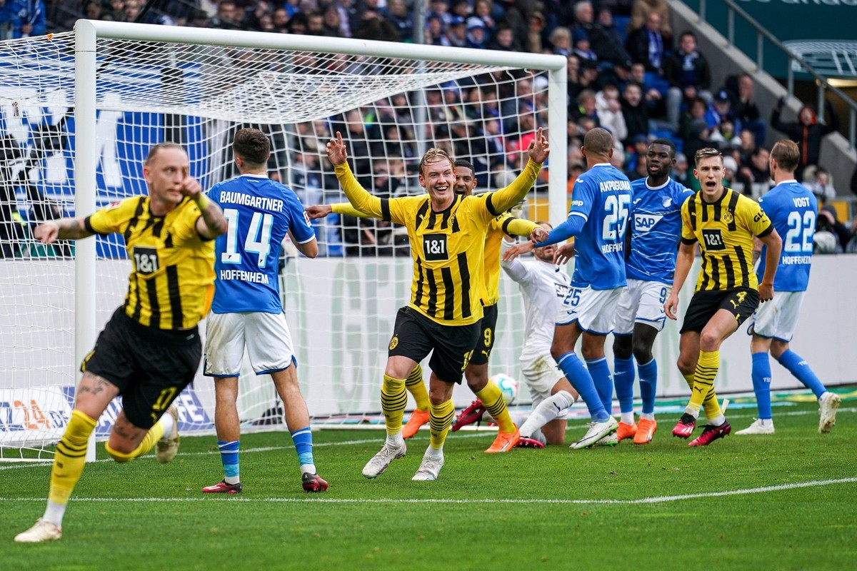 Sport Bilder des Tages v.li.: Marius Wolf BVB, 17, Julian Brandt BVB, 19, Sebastien Haller BVB, 9, Nico Schlotterbeck BVB, 4, Spieler von Borussia Dortmund BVB 09, jubeln über das Tor zum 0:1, Jubel,  ...