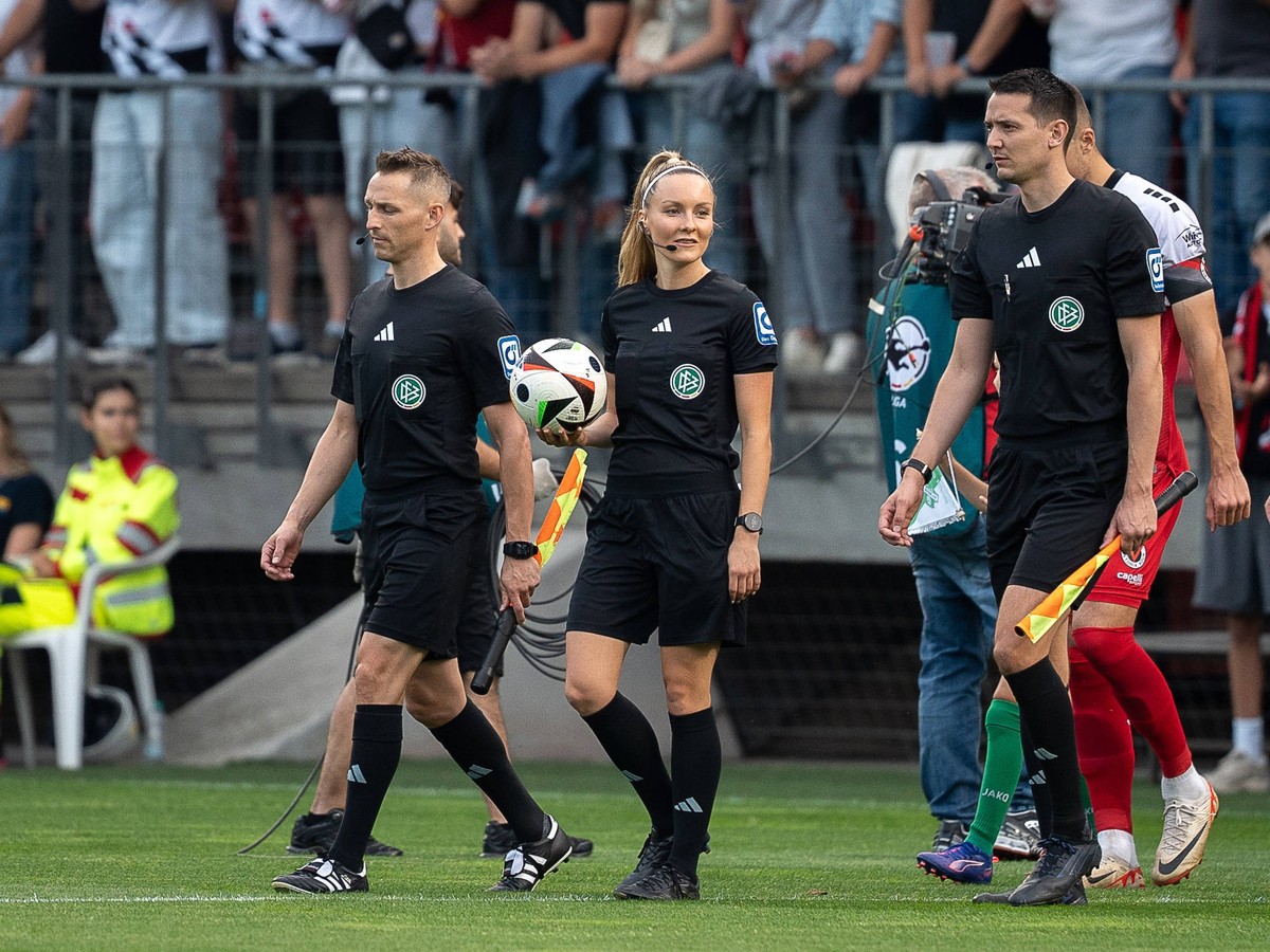 Schiedsrichtergespann Michel Fabienne Schiedsrichterin, Timo Klein Assistent und Marcel Gasteier Assistent GER, Viktoria Koeln vs. Hansa Rostock, Fussball, 3.Liga, 4. Spieltag, Saison 2024/2025, 30.08 ...