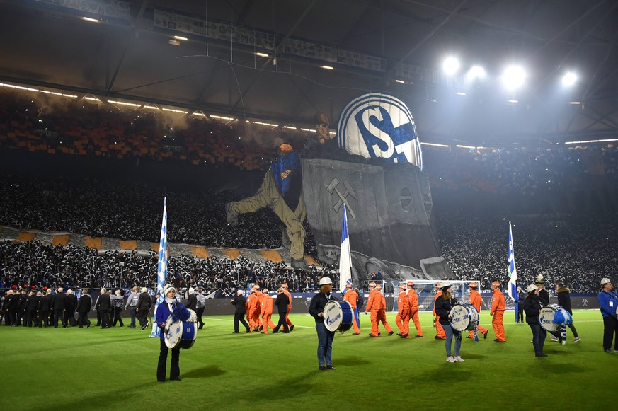 19.12.2018, Fussball GER, Saison 2018 2019, 1. Bundesliga, 16. Spieltag, FC Schalke 04 - Bayer 04 Leverkusen, Stimmungsvoller Abschied in der Veltins Arena vom Steinkohlebergbau, der Knappenchor der Z ...