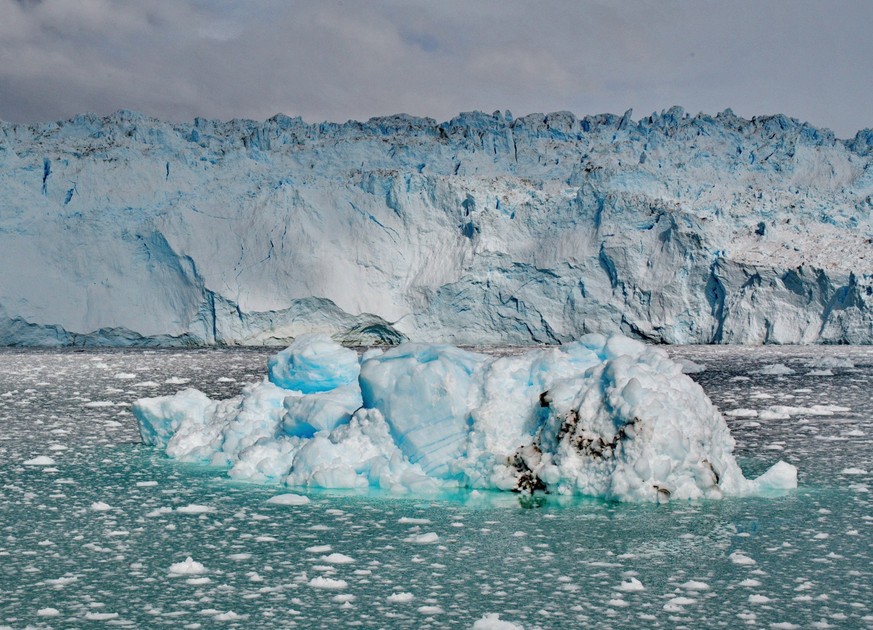 Gletscher Eqi und Eisbrocken in Grönland