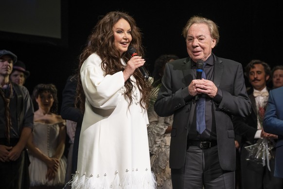 17.04.2023, USA, New York: Sarah Brightman, Sopranistin aus Großbritannien, und Andrew Lloyd Webber, Komponist aus GBAndrew Lloyd Webber, sprechen auf der Bühne nach der letzten Broadway-Vorstellung d ...