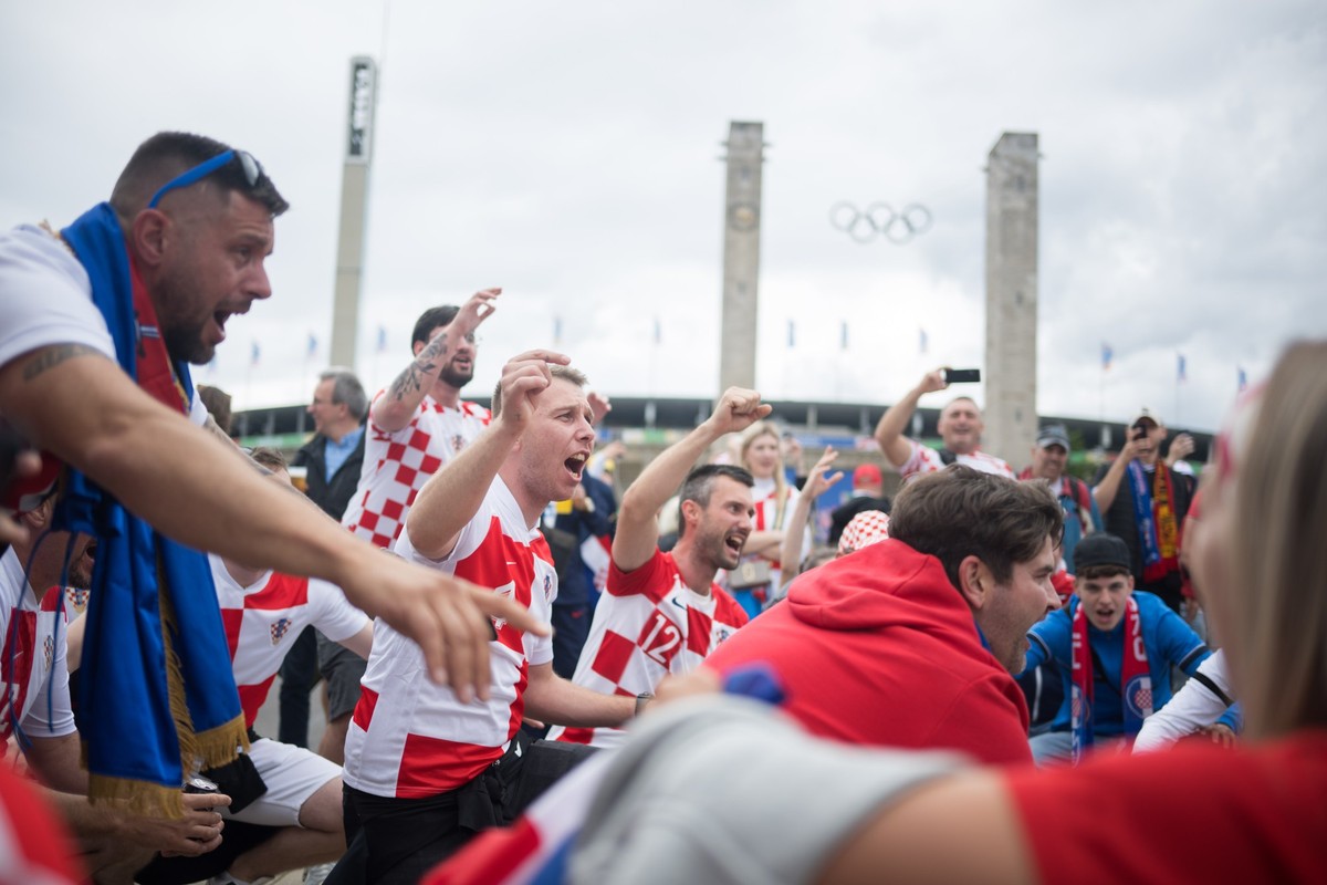 15.06.2024, Berlin: Fußball: EM, Spanien - Kroatien, Vorrunde, Gruppe B, 1. Spieltag, Olympiastadion Berlin. Kroatische Fans feiern vor dem Stadion. Foto: Sebastian Christoph Gollnow/dpa +++ dpa-Bildf ...