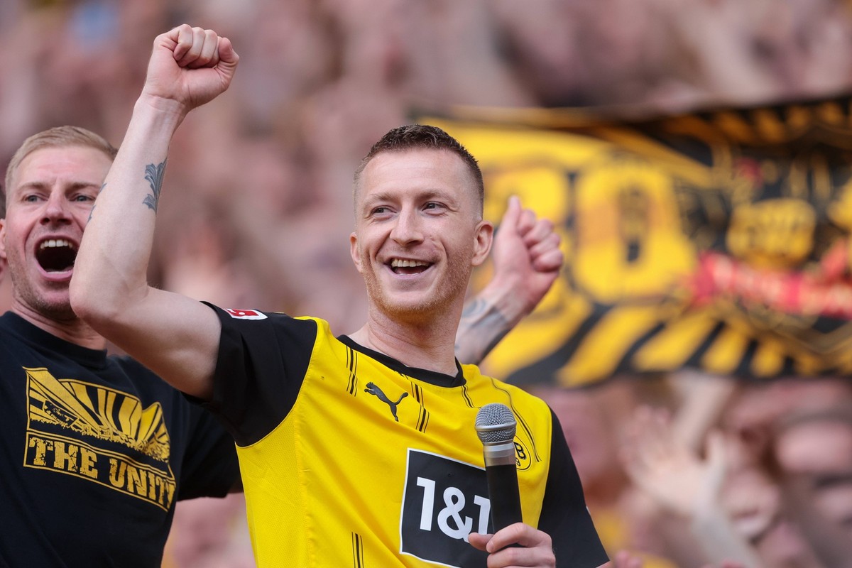 18.05.2024, Fussball, Saison 2023/2024, 1. Bundesliga, 34. Spieltag, Borussia Dortmund - SV Darmstadt 98, Marco Reus Borussia Dortmund feiert mit den Fans auf der Südtribüne seinen Abschied, Dortmund  ...