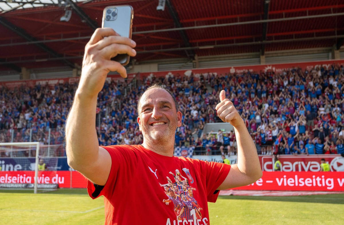 Frank Schmidt FC Heidenheim, Chef-Trainer, Grenzenloser Jubel der Heidenheimer nach Abpiff und Austieg in die Bundesliga sowie Meisterschaft in der zweiten Bundesliga, GER, SSV Jahn Regensburg vs. FC  ...