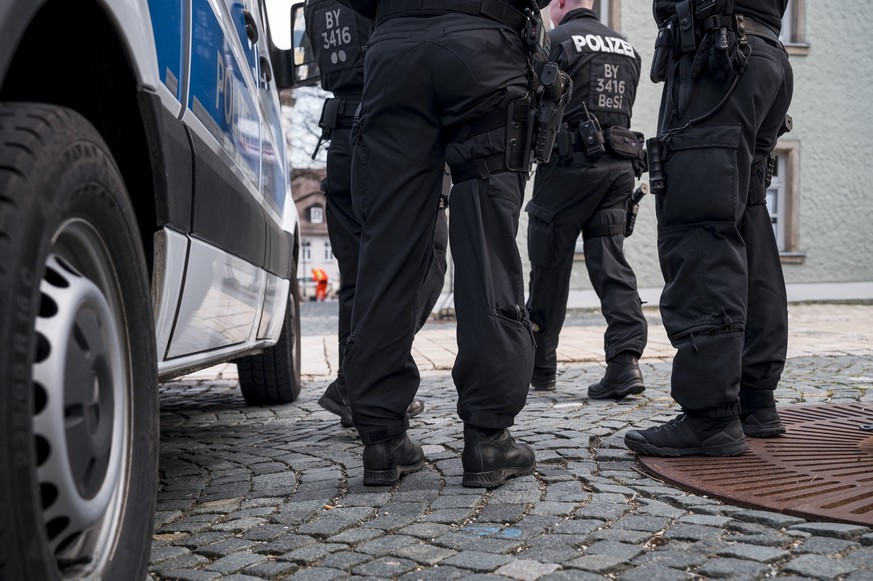 05.04.2023, Bayern, Wunsiedel: Einsatzkräfte der Polizei sperren die Straße zu einem Kinder- und Jugendhilfezentrum ab. In der Einrichtung war am Vortag eine Zehnjährige tot in einem Zimmer gefunden w ...