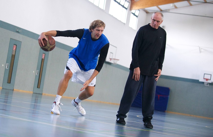 Dirk Nowitzki trainiert mit Mentor Holger Geschwindner.
