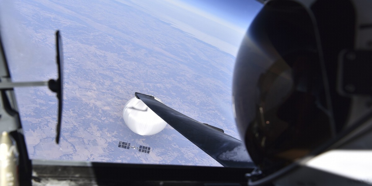 HANDOUT - 03.02.2023, USA, ---: Ein Pilot der U.S. Air Force blickt auf den mutma�lichen chinesischen �berwachungsballon hinab, der am 3. Februar 2023 �ber dem zentralen Festland der Vereinigten Staat ...