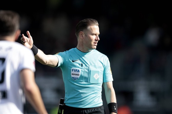ROTTERDAM - Referee Danny Makkelie during the play-offs promotion/relegation final match between sbv Excelsior Rotterdam and NAC Breda at the Van Donge &amp; De Roo stadium on June 2, 2024 in Rotterda ...