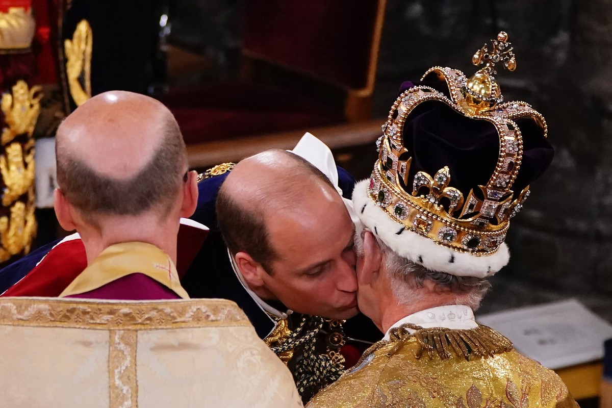 dpatopbilder - 06.05.2023, Gro�britannien, London: William, Prinz von Wales, gibt seinem Vater K�nig Charles III., der mit der Edwardskrone in einem�Kr�nungsgewand auf dem Thron sitzt, w�hrend der Kr� ...