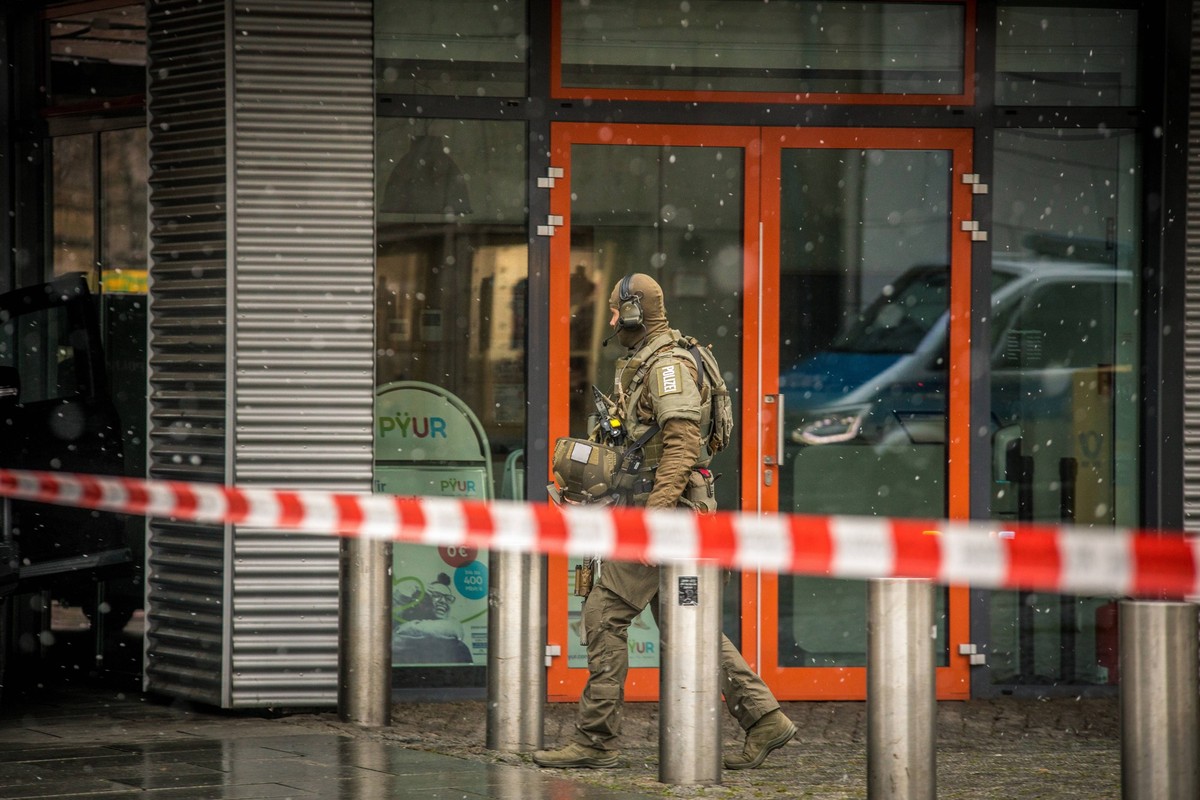 Ein 40 j�hriger Mann hat am Samstag Morgen in Dresden erst seine Mutter ermordet und nahm anschliessend zwei Geiseln in der Altmarktgalerie im Zentrum von Dresden. Beim Zugriff wurde der Geiselnehmer  ...