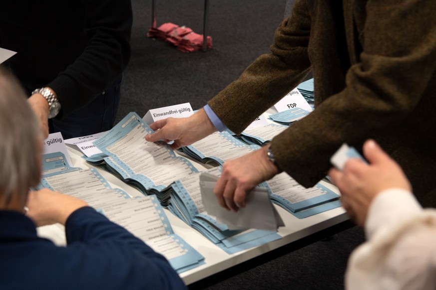 12.02.2023, Berlin: Wahlhelfer sichten nach der wiederholten Wahl im City Cube die Stimmzettel der Briefwähler. Die im Nachhinein vom Berliner Verfassungsgerichtshof für ungültig erklärte Wahl zum 19. ...