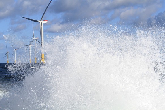 Blick am Sonnabend (26.09.2015) im Rahmen einer Kontrollfahrt auf den EnBW Offshore �� Windpark Baltic 2 (Vorpommern R�gen). Der Park wurde am Montag (21.09.2015) in Stralsund mit einem symbolischen K ...