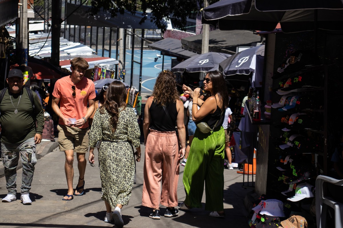 MEDELLIN, COLOMBIA - JANUARY 17, 2024: Tourists walking around, MEDELLIN, COLOMBIA - JANUARY 17, 2024: Tourists walking around the famous Comuna 13 in Medellin on a beautiful sunny day, MEDELLIN, COLO ...
