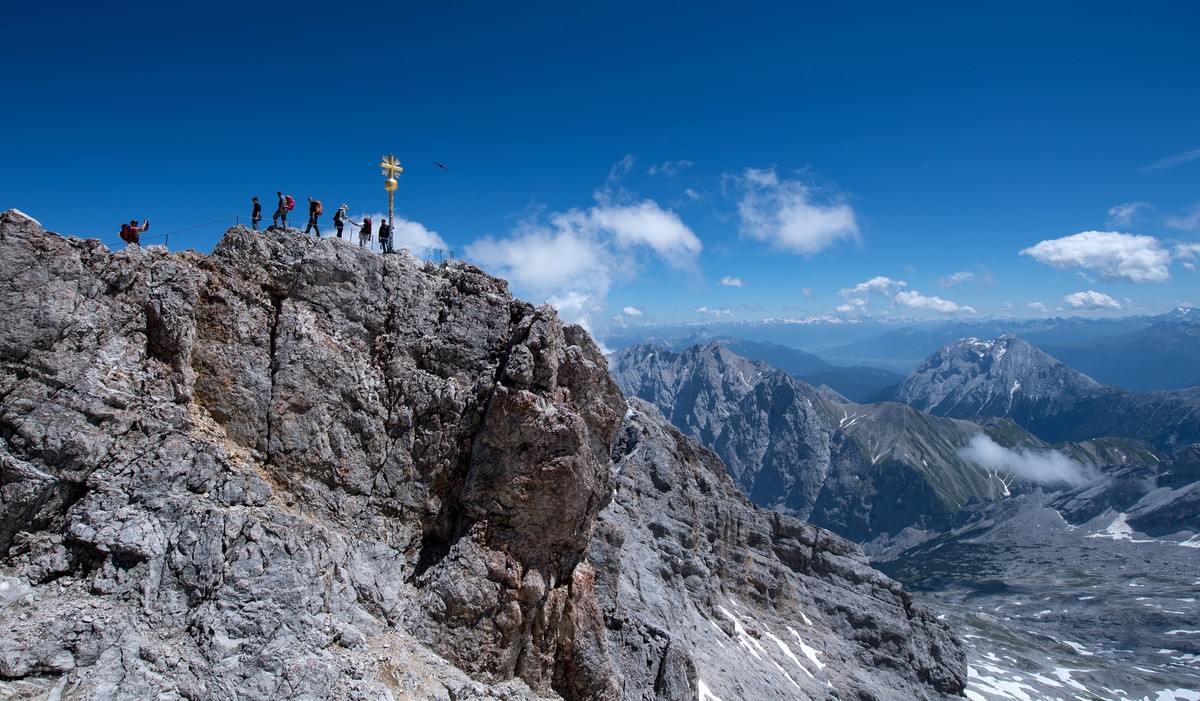 ARCHIV - Bergsteiger am Gipfelkreuz der Zugspitze: In dieser Höhe (2962 m) braucht der Körper schon etwas länger, um sich anzupassen. (zu dpa: «Hoch, höher, höhenkrank?») Foto: Sven Hoppe/dpa - Honora ...