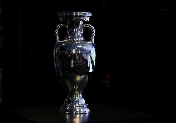 16.10.2023, Hessen, Frankfurt/Main: Der Pokal der UEFA EURO wird während einer Pressekonferenz zur EM 2024 im Frankfurter Stadion präsentiert. Foto: Arne Dedert/dpa +++ dpa-Bildfunk +++