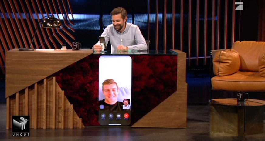 Die Frisur sitzt auch in Quarantäne: Klaas Heufer-Umlauf beim Facetimen mit Toni Kroos.