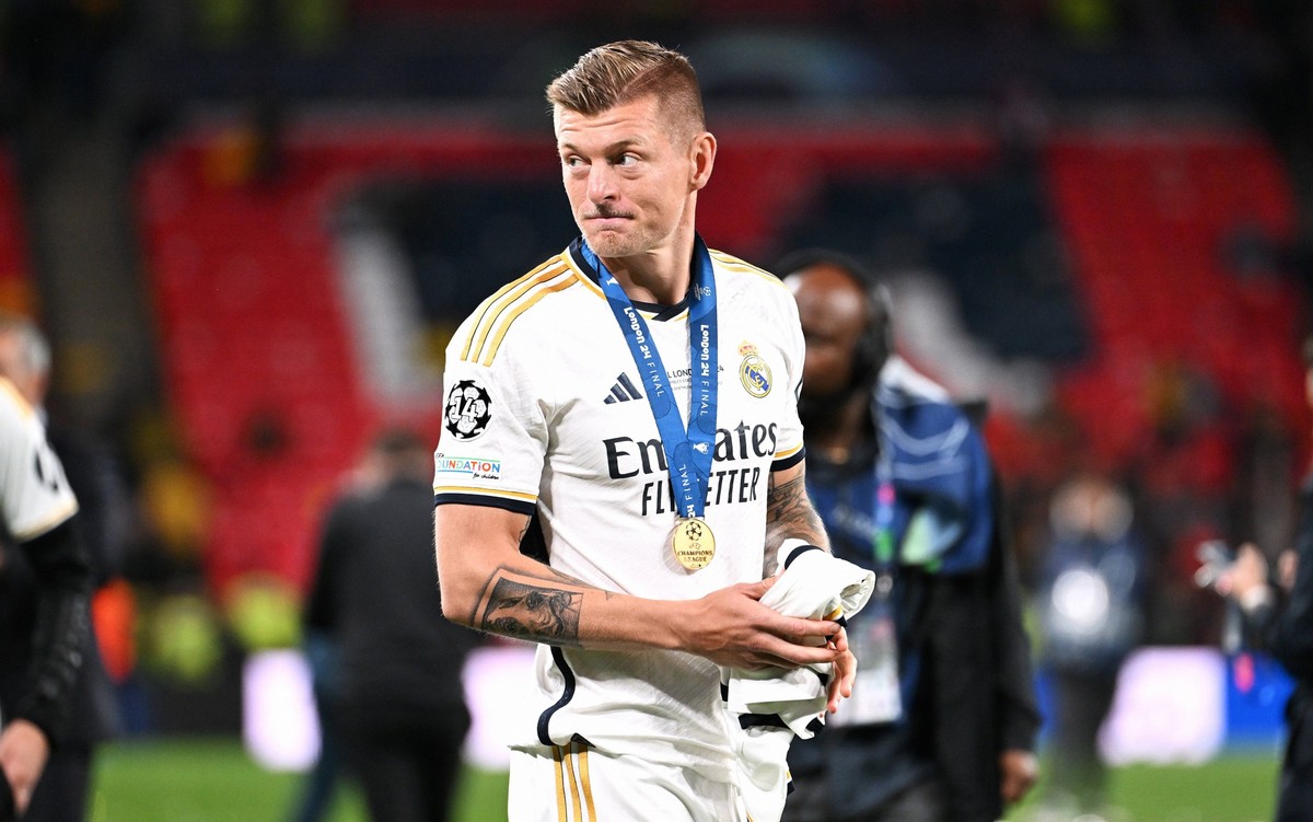 Fussball, Champions League Finale, Saison 2023/2024, Wembley Stadium London: Bor. Dortmund - Real Madrid 0:2 Toni Kroos RMA nach der Siegerehrung. Jubel, Freude, Aktion. UEFA REGULATIONS PROHIBIT ANY  ...