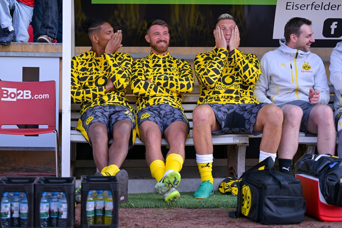 30.07.2025, Fussball, Bundesliga, Saison 2025/2026, Testspiel: Sportfreunde Siegen - Borussia Dortmund, Auswechselbank Borussia Dortmund, Sebastian Haller Borussia Dortmund l-r, Salih �zcan Borussia D ...